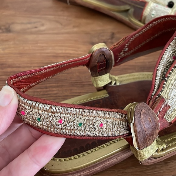 Fantastic hand made leather sandals with gold embroidery and pom poms - Picture 4 of 7